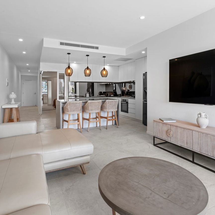 Stylish & Highly Sought-After Furnished Apartment - Photo 1