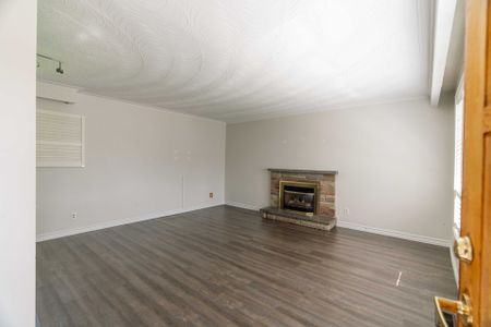 For Lease - 365 Sandhurst Drive, Oakville, Ontario - Photo 3