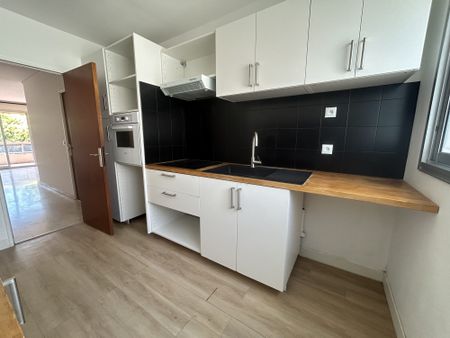 Location Appartement 4 pièces 95m² MARSEILLE 8ème - Photo 4