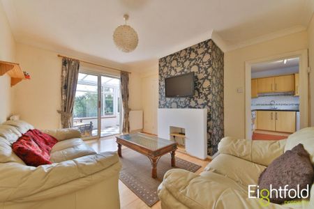 4 bedroom end of terrace house to rent - Photo 2