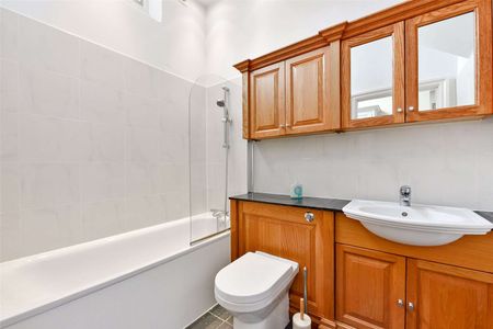 Stylish one bedroom apartment retaining the impressive character of the Convent with communal gardens and parking. - Photo 2