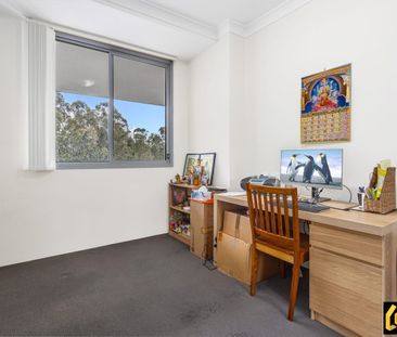 Stylish and Bright Two Bedroom Apartment with Views !!! - Photo 6