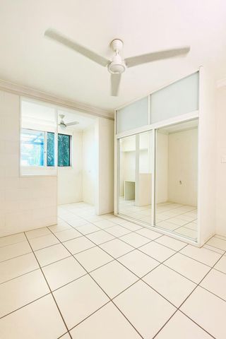 BEAUTIFUL FAMILY HOME WITH POOL - Photo 2