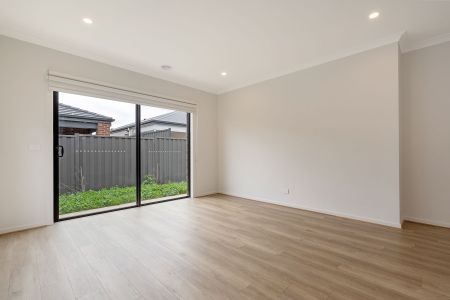 Modern Family Home - Photo 3