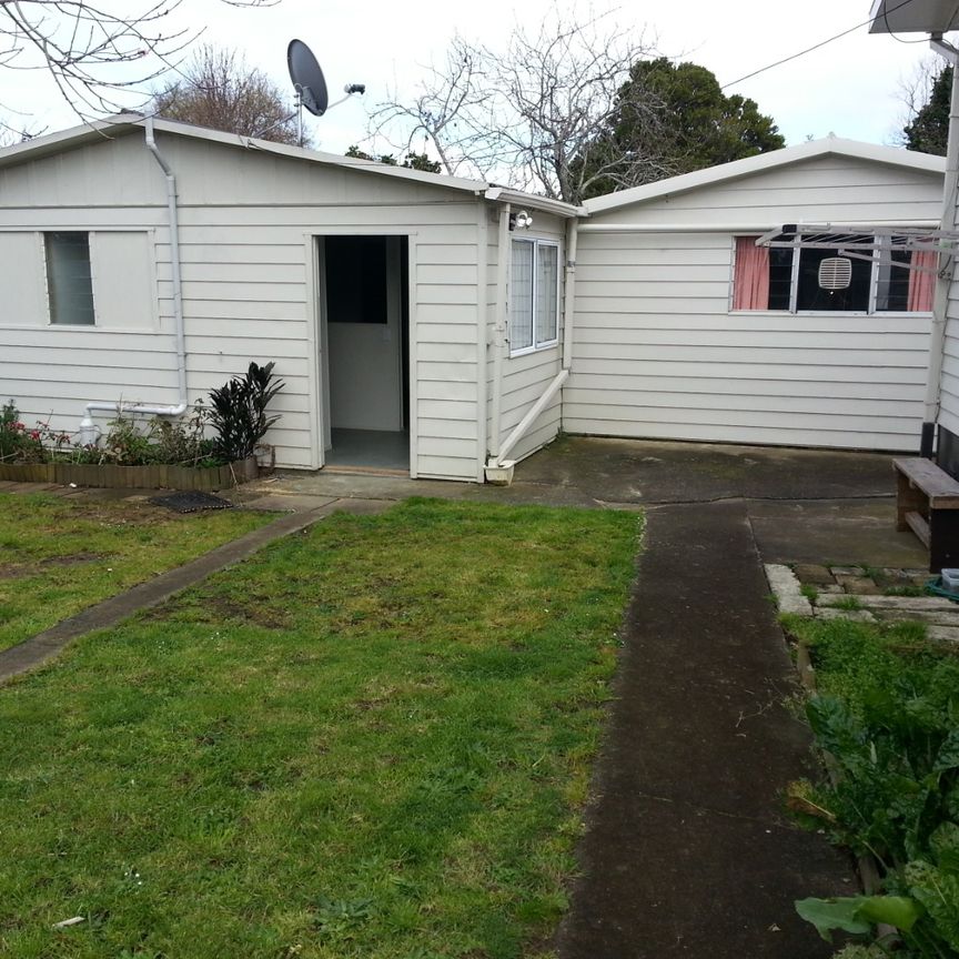 Manurewa - 2 bedroom Flat - Single Garage + 1 Off Street Park - Photo 1