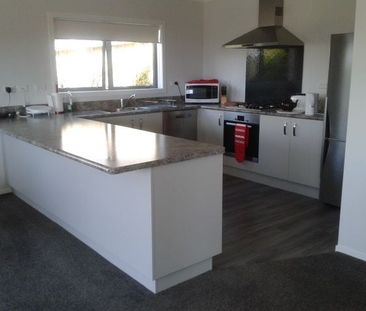 Aotea Spacious 4 Bedroom House - Pets negotiable - Photo 1