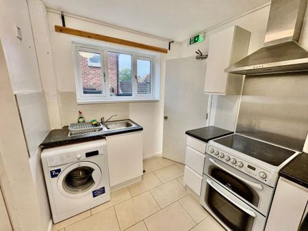 4 bedroom semi-detached house to rent - Photo 2