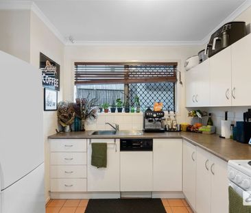 REFURBISHED 2 BEDROOM UNIT - GREAT LOCATION! - Photo 3