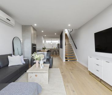 STYLISH MULTI-LEVEL HOME WITH ROOFTOP TERRACE & CITY VIEWS - Photo 4