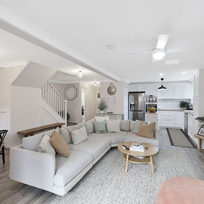 Beautifully renovated open plan home townhouse - Photo 1