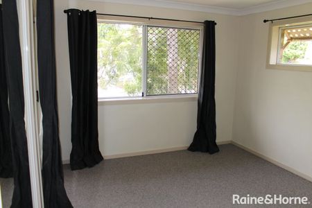Spacious Top Floor Apartment in Prime Taringa Location - Photo 4