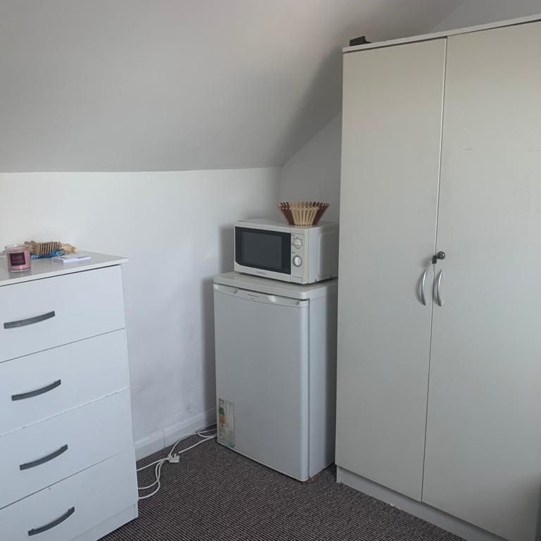 Loft converted small size studio flat ideal for single person £850 pcm - Photo 1