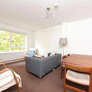 Pines Court, Victoria Drive, London, SW19 - Photo 2