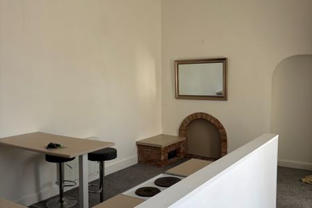 High Street - Photo 2