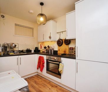 1 bedroom Flat To Let - Photo 2