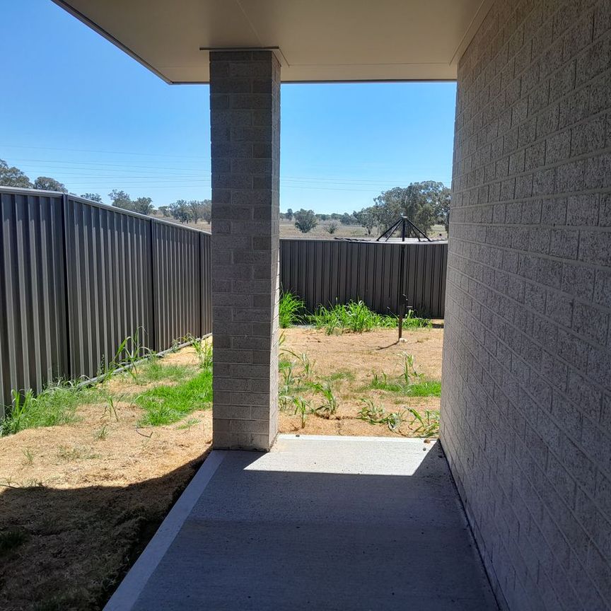 2/18 Rodgers Road, West Tamworth, NSW 2340 - Photo 1