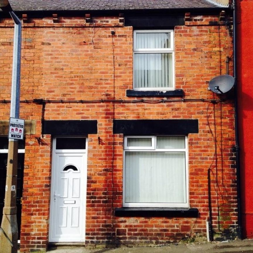 3 bed Terraced - To Let - Photo 1
