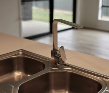 Modern 4 bedroom family home - Photo 6