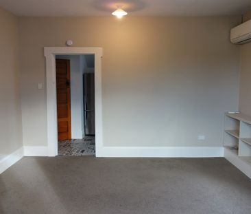 Upstairs apartment in the city with a carpark - Photo 3