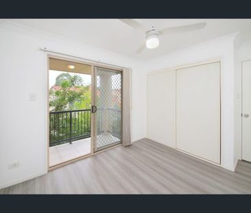 Freshly renovated Modern 3 Bedroom Townhouse - Photo 2