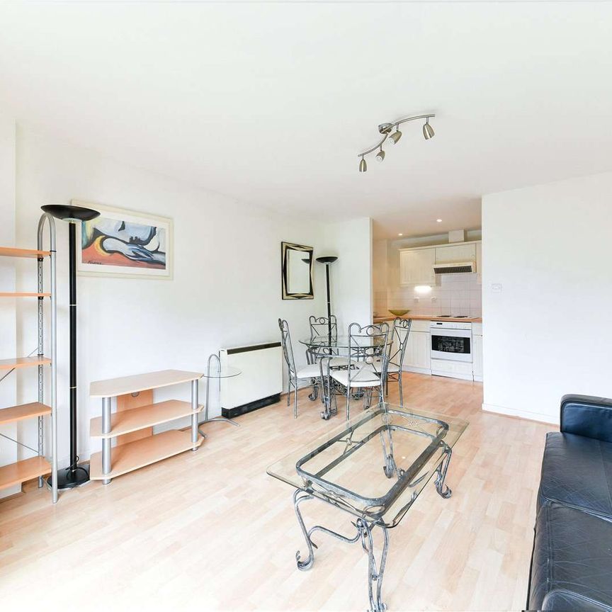 One bedroom apartment excellently located close to Westferry DLR. - Photo 1