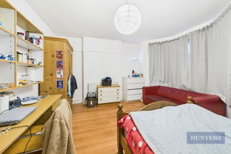 4 bedroom House To Let - Photo 3