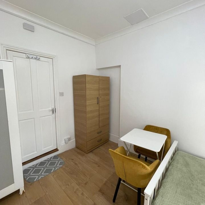 Room in a Shared House, Henley Road, IG1 - Photo 1