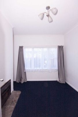 Large, sunny 3 bedroom family home on quiet street - Photo 1