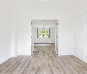 Modernised and particularly well presented 3 bedroom detached house... - Photo 4