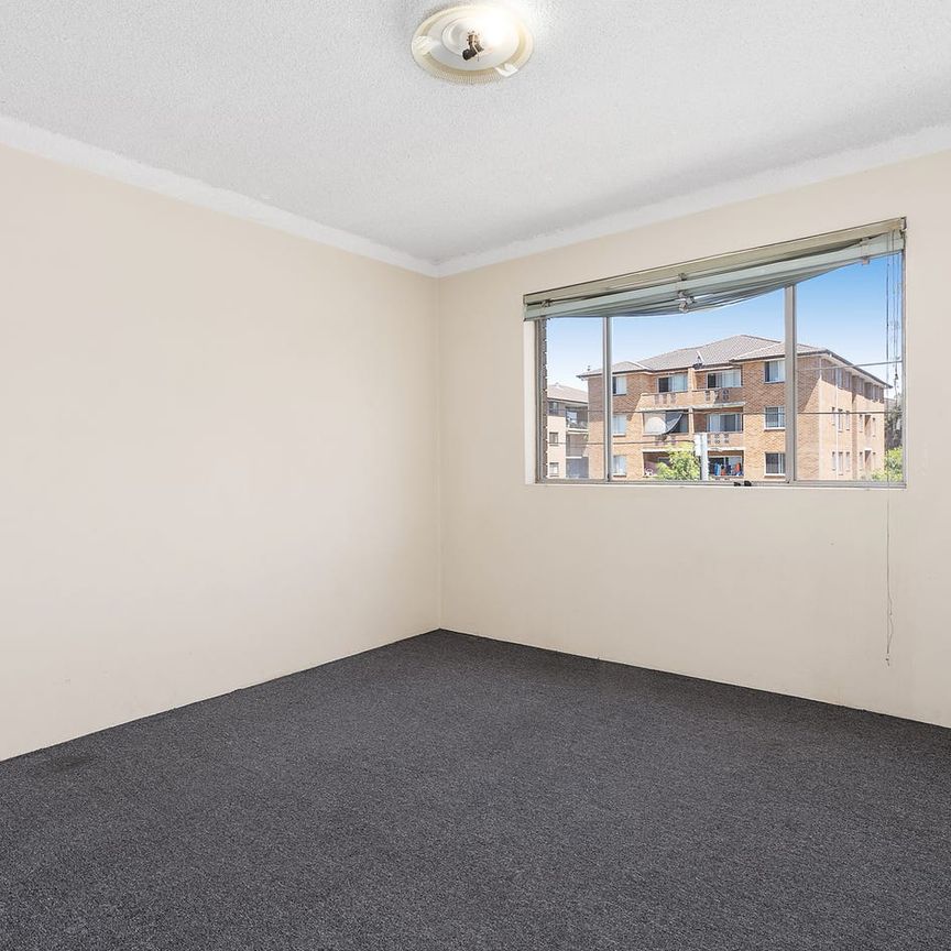 Convenient lifestyle in Liverpool CBD - Photo 1