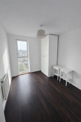 2 Bed Flat, Royal Court, CR0 - Photo 2