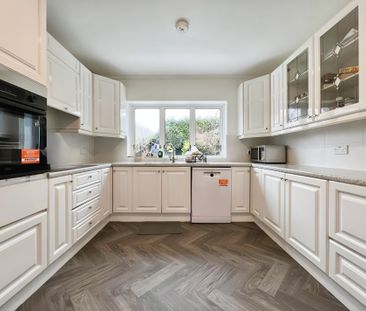 4 bed detached house to rent in Foxdell Way, Gerrards Cross, SL9 - Photo 1