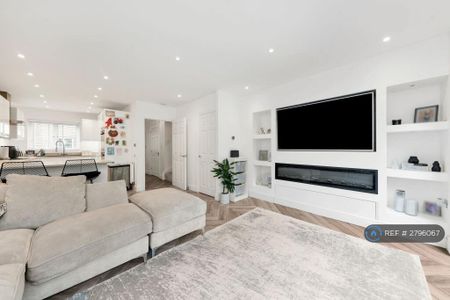 4 bedroom semi-detached house to rent - Photo 2