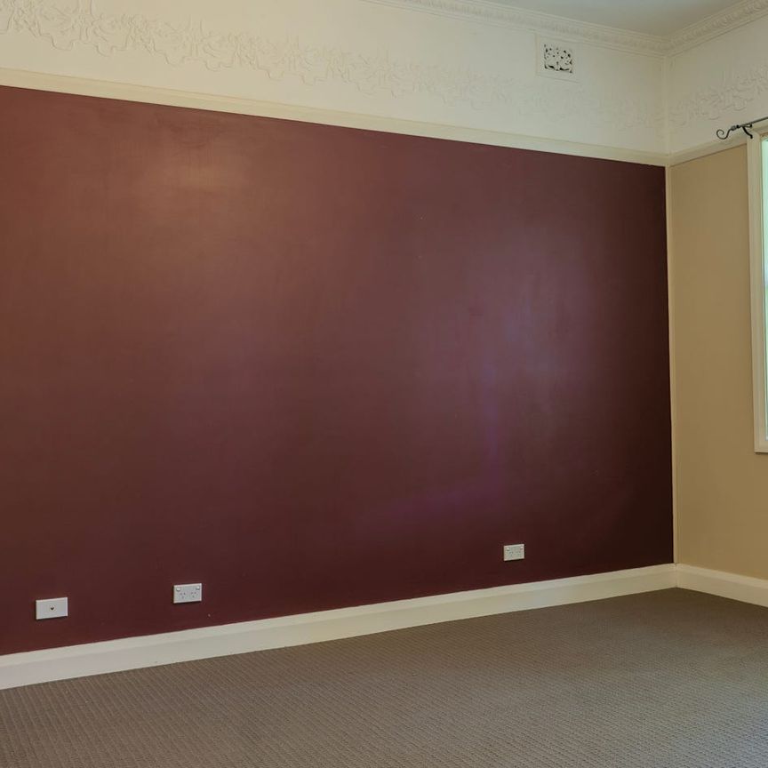 Superbly placed in Hamilton North, this classic three-bedroom weatherboard blends timeless charm with convenience - Photo 1