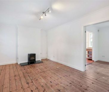 Superbly presented 3 bedroom house with garden and conservatory. - Photo 2