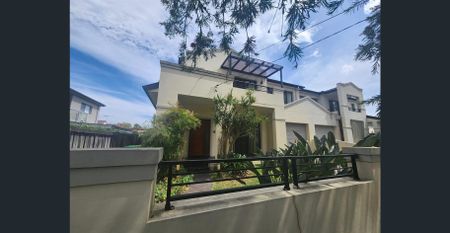 PERFECT FAMILY HOME, MODERN STYLISH DULPLEX - Photo 2