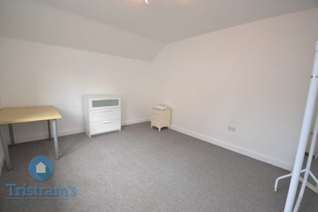 2 bed Flat for Rent - Photo 2