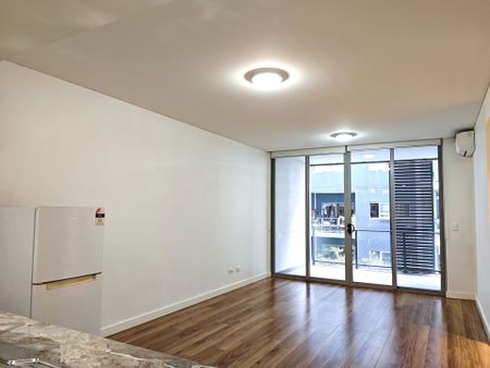 Spacious 2 Bedroom Apartment - Photo 2