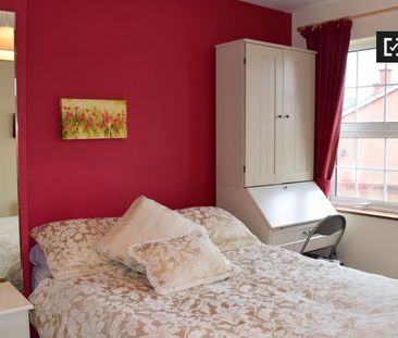 Lovely room in 3-bedroom house in Terenure, Dublin - Photo 4