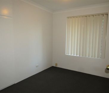 Spacious 4 Bedroom, 2 Bathroom - Photo 5