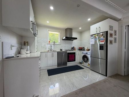 Your Perfect Auckland Retreat for $595/week! - Photo 2