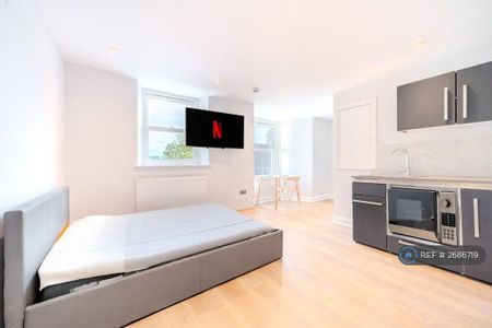 1 bedroom in a house share to rent - Photo 2