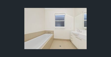 THREE BEDROOM ENTERTAINERS DELIGHT IN CENTRAL LOCATION - Photo 4