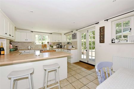 Character cottage offering excellent living space in a charming setting - Photo 2