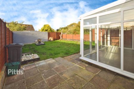 2 bedroom detached bungalow to rent - Photo 2