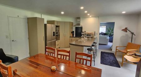 Spacious Three-Bedroom Home in a Quiet Location - Photo 3