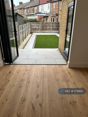 4 bedroom terraced house to rent - Photo 1