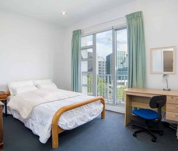 Easy move, Fully furnished and CBD Convenient! - Photo 2