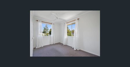 Well-presented split level home with Solar - Photo 4