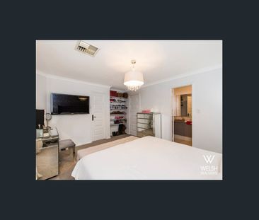 STUNNING TOWNHOUSE IN TOP END LOCATION! - Photo 5